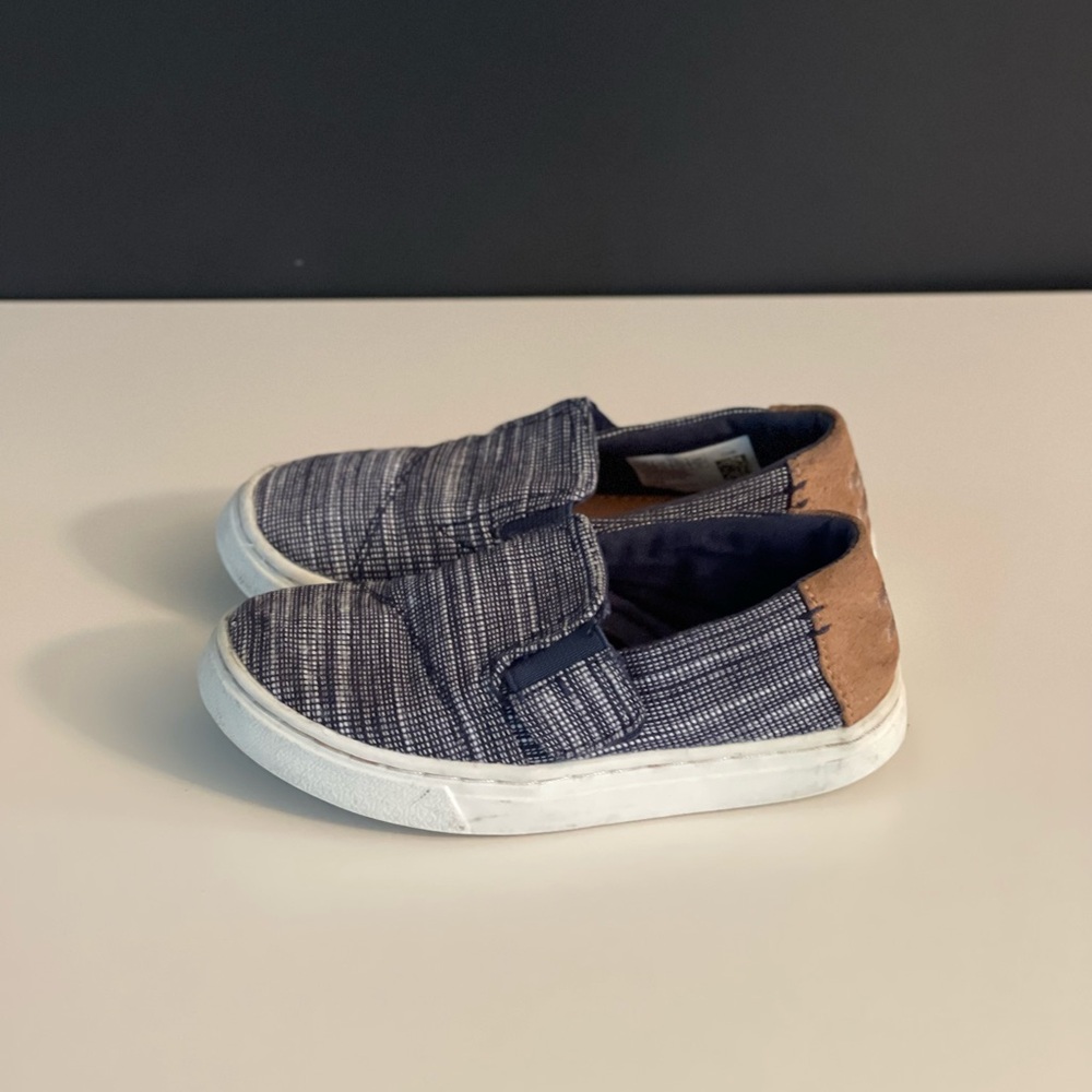 Toms slip on toddler shoes size 9